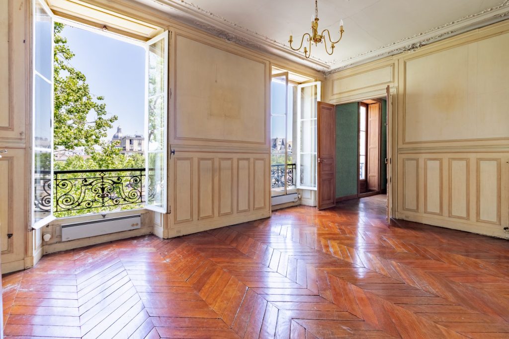 Pièce lumineuse avec fenêtres ouvertes