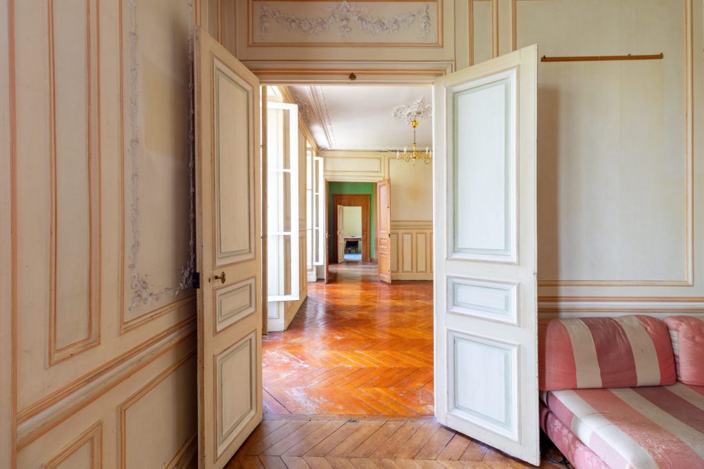 Entrée dans une grande pièce