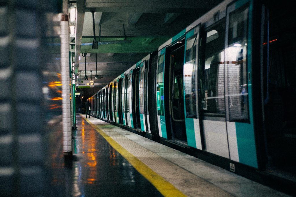 Métro à l'arrêt sous-terrain