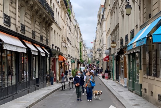 Rue animée à Paris
