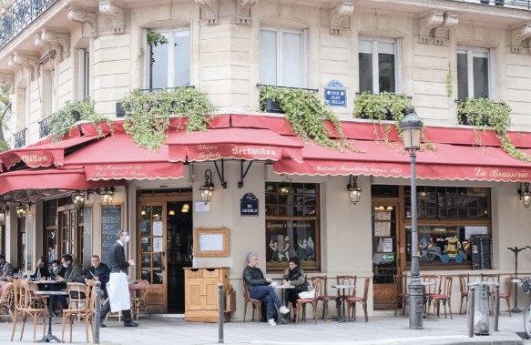 Café parisien au décor charmant