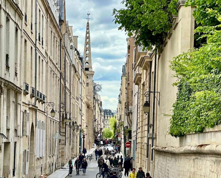 Rue animée avec horloge
