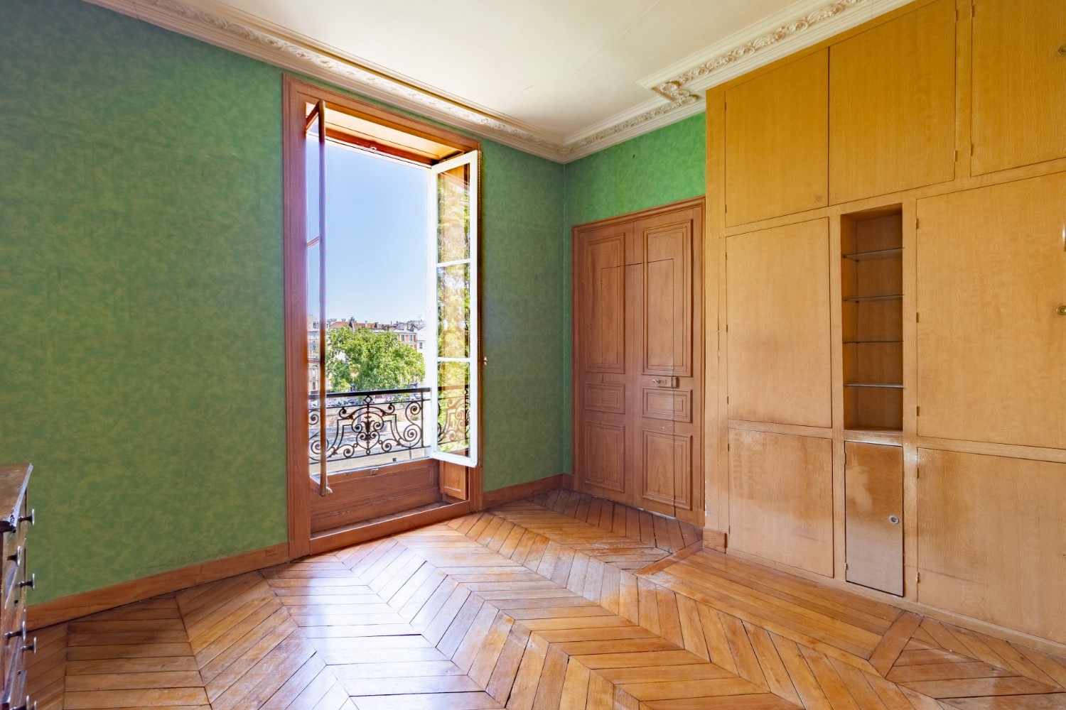 Chambre avec fenêtre ouverte