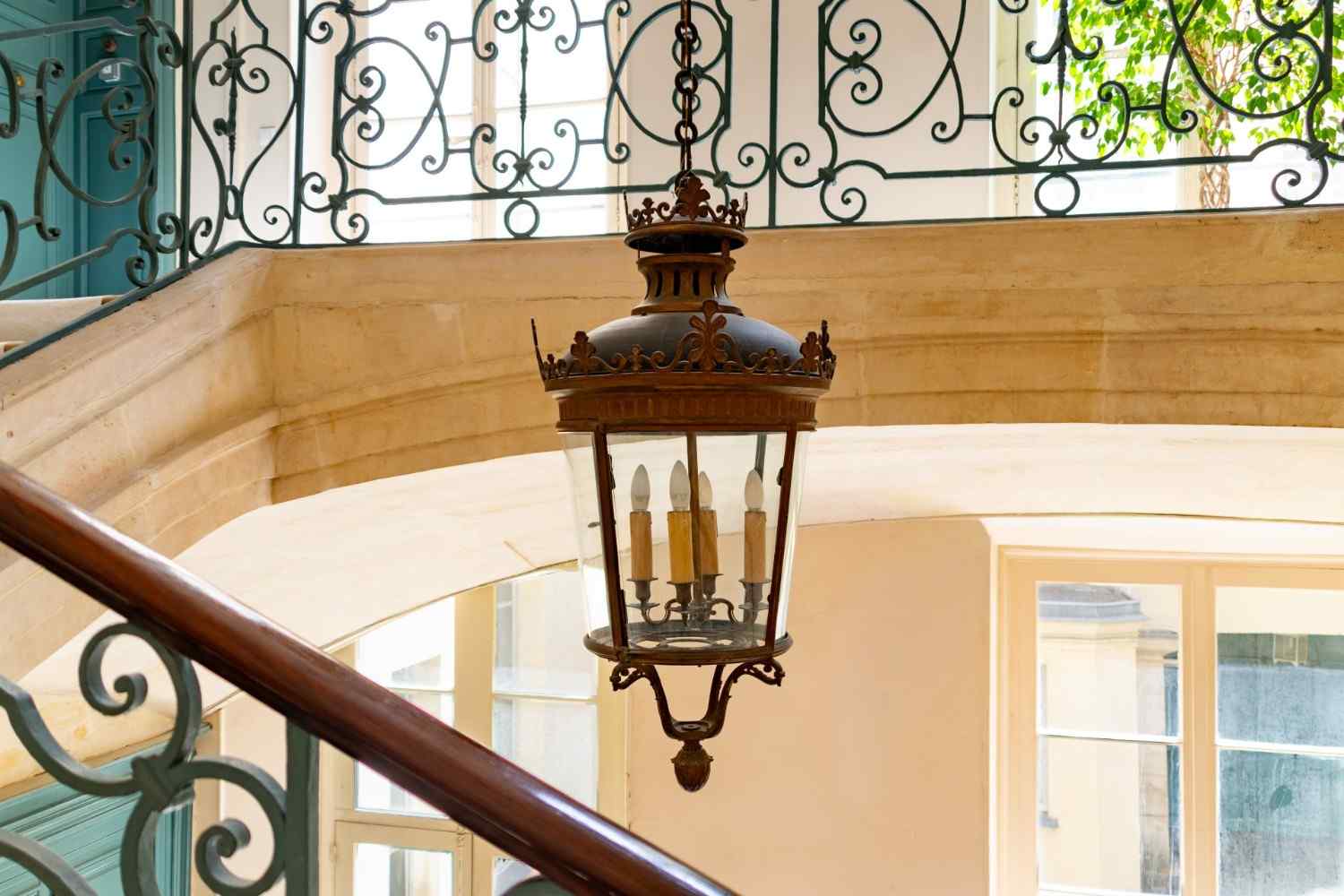 Lustre suspendu dans un escalier