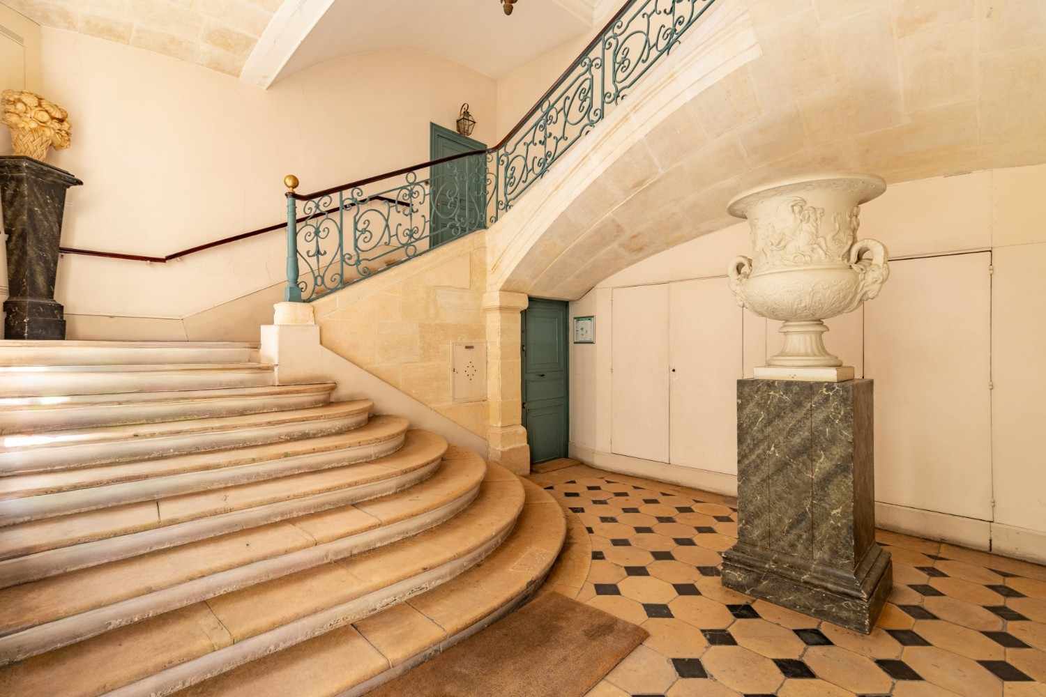 Escalier élégant avec décoration