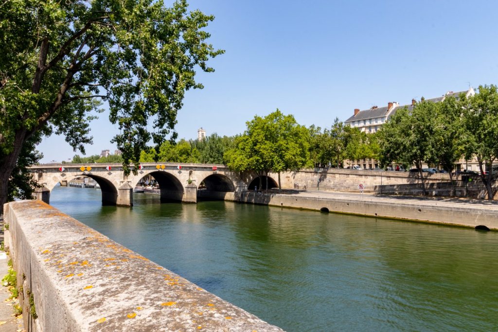 Pont au bord de la Seine